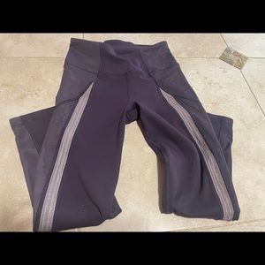 EUC - Lululemon Power Lines Crop - 21” - Size 4